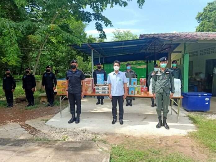 ทพ.มอบสิ่งของ2