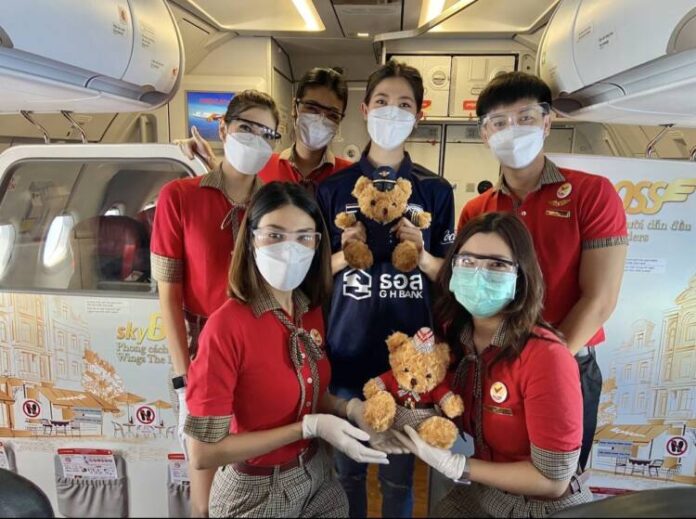 Thai Vietjet congratulates ‘Nong Tennis’ on flight VZ350 to Surat Thani-02