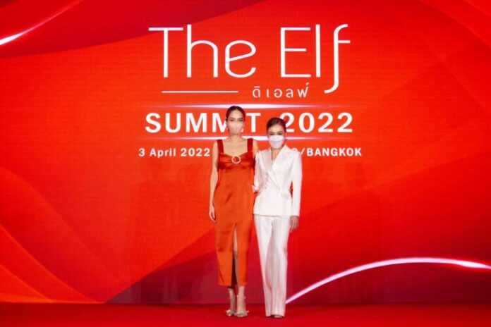คุณสุดารัตน์ เป็งเส้า กับพรีเซนเตอร์ อั้ม พัชราภา ไชยเชื้อ