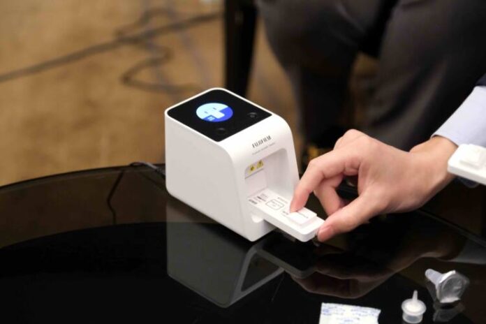 03_พลิกโฉมวงการแพทย์! ฟูจิฟิล์ม เปิดตัว FUJIFILM Dengue NS1 Ag Test Kit ชูนวัตกรรมชุดตรวจไข้เลือดออกที่แม่นยำและรู้ผลไว