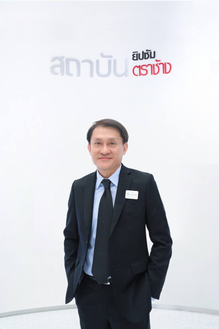 คุณอนุพงษ์ รงค์เหลืองอร่าม กรรมการผู้จัดการประจำประเทศไทย กัมพูชา ลาว พม่า ยิปซัมตราช้าง