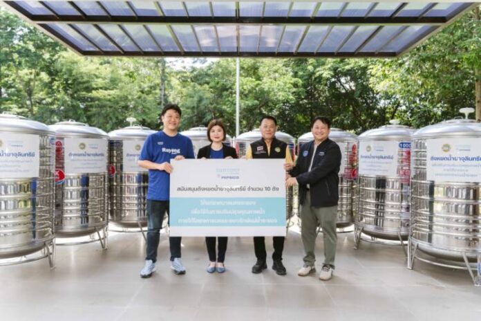 รูป_ซันโทรี่ เป๊ปซี่โค (ประเทศไทย) มอบถังหยดน้ำยาจุลินทรีย์ในโครงการนครระยองรักษ์แม่น้ำระยอง_01