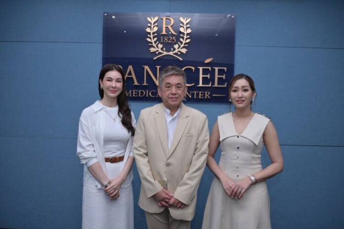 คุณโบว์ เบญจวรรณ (ซ้าย)นพ.สุจิตร์ บัญญัติปิยพจน์(กลาง)ภญ.จุฑาทิพย์ ทิพสุดาวัลย์(ขวา)