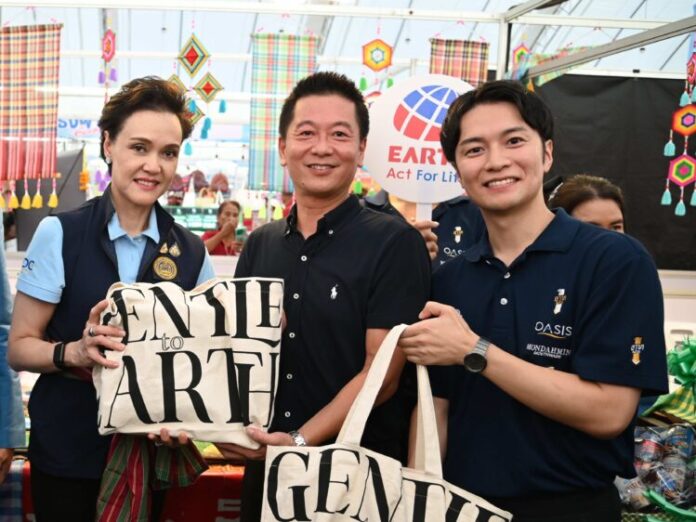 1_นายคุนิฮารุ ซาซากิ ผู้จัดการอาวุโส ฝ่ายการตลาดการค้า บริษัท เอิร์ธ (ประเทศไทย) จำกัด และนางศุภจี สุธรรมพันธุ์ รัฐมนตรีว่าการกระทรวงพาณิชย์