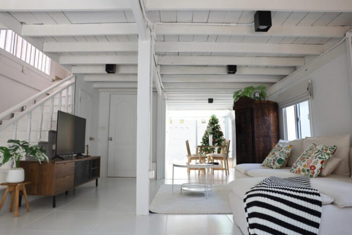 Bangkok_White Wooden Cozy Cabin_m