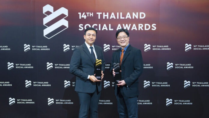 03 คุณโอบบุญ แย้มศิริกุล (ด้านซ้าย) รับรางวัล Outstanding Sustainability Brand Performance และคุณวิโรจน์ ผาณิตพจมาน (ด้านขวา) รับรางวัล Finalist Best Brand Performance