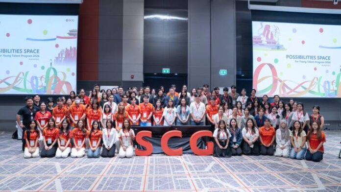 ผู้บริหารจากเอสซีจีและมหาวิทยาลัยธรรมศาสตร์ ร่วมถ่ายภาพกับนิสิตนักศึกษาผู้เข้าร่วมโครงการฝึกงาน สะท้อนความร่วมมือในการพัฒนาศักยภาพคนรุ่นใหม่สู่พื้นที่การทำงานจริง