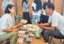 ชุมชนอินโดนีเซียเปลี่ยนมันสำปะหลังสียักให้เป็นอาหารสุขภาพ