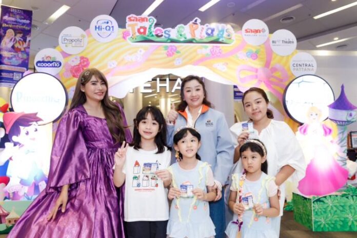 Pic_ธนชาตประกัยมอบบัตรละครเวที