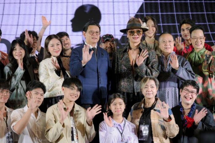 การประกวดนักออกแบบผ้าไทยใส่ให้สนุกรุ่นใหม่ (Young Designer 2026) ระดับภาคกลาง (12)