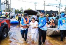 น้ำท่วมคลองจั่น! เซเว่นฯ ส่งเรือเข้าช่วยชุมชนส่งของจำเป็น–ช่วยอพยพกลุ่มเปราะบาง