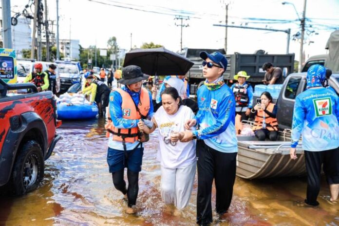 น้ำท่วมคลองจั่น! เซเว่นฯ ส่งเรือเข้าช่วยชุมชน 1