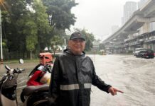 ฝนเปลี่ยนถนนวิภาวดีรังสิตเป็นคลองส่งน้ำ “น้ำท่วมขัง”สูงประมาณ 20 ถึง 30 ซม.จะไปต่อหรือพอแค่นี้…?