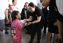 “ปลัด ทส.”เปิดครัวสนาม แจกอาหารและน้ำดื่มกว่า 20,000 ชุด เขตลาดกระบัง–ร่มเกล้า มอบถุงยังชีพ 800 ถุง