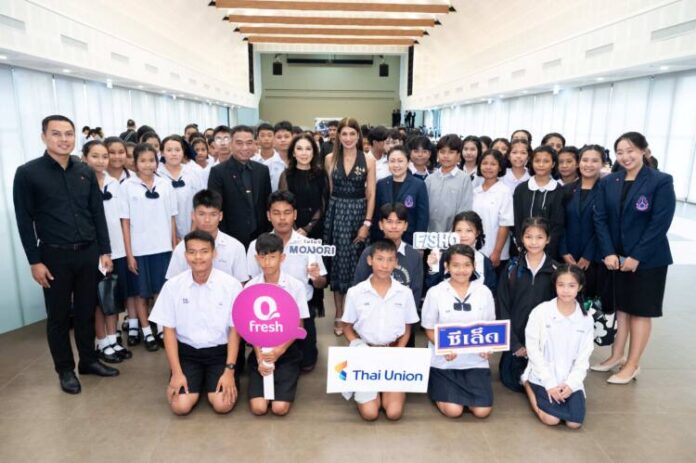 5. ผู้บริหารไทยยูเนี่ยน ผู้จัดงาน พร้อมด้วยนักเรียน 2 โรงเรียน
