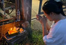 ชาวอีสานสืบสาน “บุญข้าวประดับดิน” ฮีตเดือน 9 รำลึกถึงบรรพบุรุษ อุทิศส่วนกุศลแก่ผู้ล่วงลับ