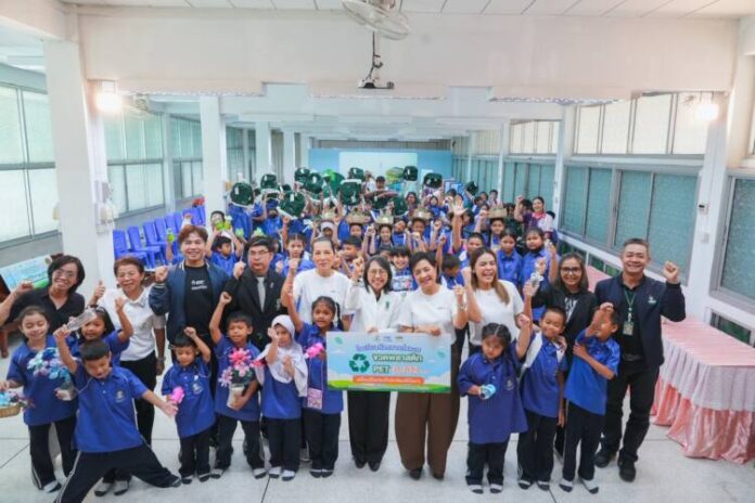 มอบกระเป๋า_01