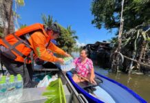 ทีมเรือกู้ภัยเซเว่นฯ ลุยน้ำท่วมฉะเชิงเทรา ส่งต่อถุงยังชีพถึงมือผู้ประสบภัยใน 2 อำเภอ ย้ำภารกิจ “คนไทยไม่ทิ้งกัน”