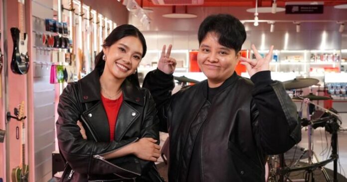 คุณเฌอปราง อารีย์กุล (ซ้าย) และ คุณอรวี พินิจสารภิรมย์ (ขวา)