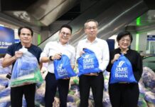 SME D Bank ช่วยต่อเนื่อง รวมพลังบรรจุ “ถุงน้ำใจ” นำไปช่วยเหลือผู้ประสบภัยน้ำท่วม